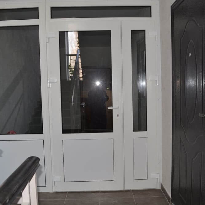 Установка перегородки из профиля REHAU Blitz с дверью входного типа