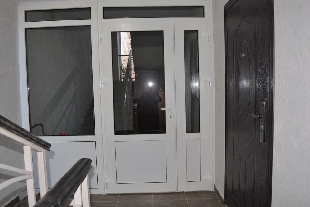 Установка перегородки из профиля REHAU Blitz с дверью входного типа